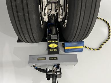 aircraft jacks, aircraft jack, aircraft under axle jacks, aircraft axle jacks, under axle jacks, 737 maintenance jack, A320 maintenance jack, Jacking an A320, Jacking a Boeing 737